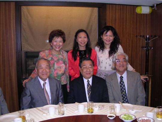 前排左至右：Dr. Kawai,Dr. Higuchi, Dr. Yamanaka;後排左至右梁信惠理事長、邱敏麗、朱惠英